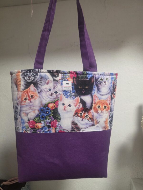 gatos y fondo morado liso